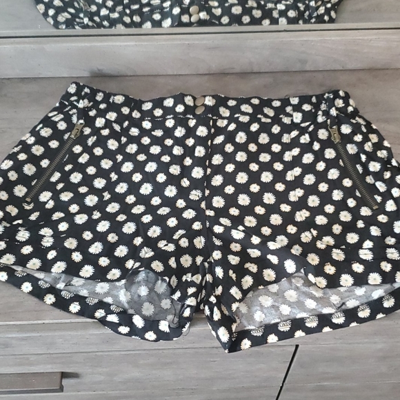 American Rag Sunflower Elastic Shorts - Picture 1 of 7